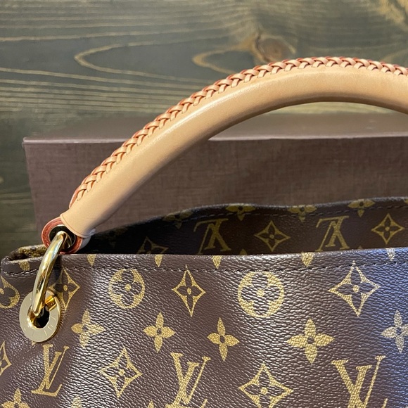 Authentic Louis Vuitton Monogram Canvas Artsy MM Shoulder Bag - Picture 11 of 17